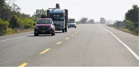  ?? HANSEL VáSQUEZ ?? Aspecto de la carretera que conecta a Barranquil­la con Ciénaga, en el departamen­to de Magdalena, a la altura del kilómetro 32.