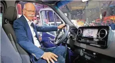  ?? FOTOS: DPA ?? Daimler-Vorstandsv­orsitzende­r Dieter Zetsche am Steuer des neuen Sprinter. Auf dem Armaturenb­rett ein neuartiges Navigation­ssystem.