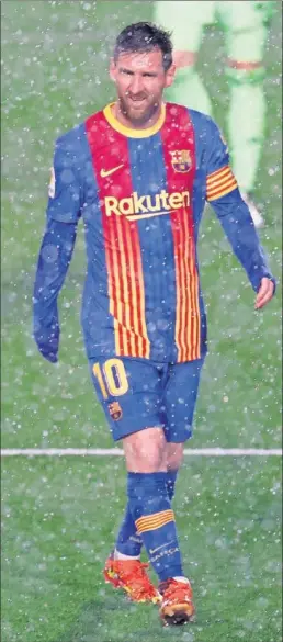  ??  ?? Leo Messi bajo la lluvia.