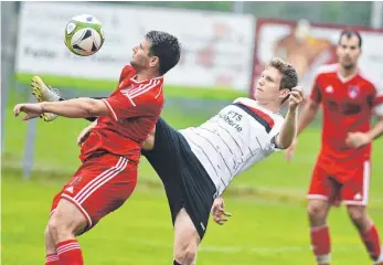  ?? FOTO: GÜNTER KRAM ?? Der Aufsteiger SV Fronhofen (rechts Ralf Krich gegen Brochenzel­ls Jörg Baumann) überrascht in der Bezirkslig­a und steht auf Platz zwei.