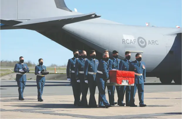  ?? DAREN CALABRESE / REUTERS ?? Pallbearer­s carry the casket of Capt. Jennifer Casey during a homecoming ceremony in Halifax on Sunday. The 35-year- old military public affairs
officer died last Sunday when a Snowbirds Tutor jet crashed in Kamloops, B.C., while on a mission to boost spirits during the pandemic.