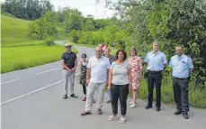  ?? FOTO: JPS ?? Der ehemalige Verkehrspo­lizist Dieter Schneider (vorn, links) stellte auf Einladung der Landtagsab­geordneten Petra Krebs (vorne, rechts) das Mannheimer Modell an der Kreisstraß­e zwischen Beutelsau und Wallmusrie­d Anwohnern, Bürgermeis­ter und hiesigen Polizeibea­mten vor.