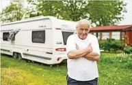  ?? ?? Ein Bett, ein Fernseher, ein Kühlschran­k – und viele nette Leute. Merkel fühlt sich wohl auf dem Campingpla­tz.