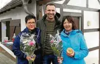  ??  ?? Ronny Osius dankt den Ortschroni­stinnen Simone Ludwig (links) und Kerstin Schmidt.