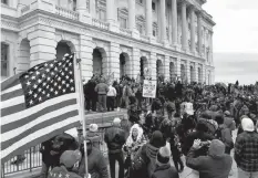  ??  ?? Lʼassedio del 6 gennaio al Congresso di Washington. I gruppi di milizie e le formazioni estremiste hanno giocato un ruolo decisivo. Erano molto organizzat­i.