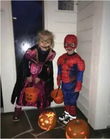  ?? FOTO: DESIREE NODLAND RAASTAD ?? Her er Dea Tjørve Raastad og Kian Tjørve Raastad klare for å gå Halloween som heksa Miriam og en skummel Spiderman på Høygård i Vanse.