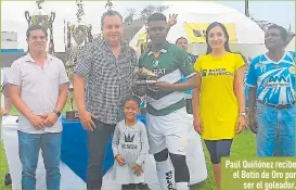  ?? Fotos: Cortesía ?? Paúl Quiñónez recibe el Botín de Oro por
ser el goleador.