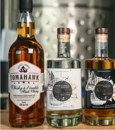  ?? ?? À la SAQ, 36 whiskys québécois sont présenteme­nt offerts sur les tablettes, dont le Tomahawk de la Distelleri­e Shefford.