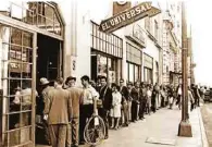  ??  ?? Antecedent­es.- las puertas de El Universal, sobre Bucareli 8, para canjear cupones de diez viajes todo pagado al Caribe, corría el año de 1965.