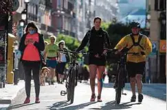  ??  ?? Soulagemen­t à Madrid. L’espagne figure parmi les pays où la journée d’aujourd’hui sera marquée par des mesures de déconfinem­ent.