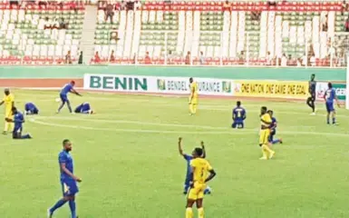  ?? ?? Gombe United players (in blue) going on their knees to thank God after ending Bendel Insurance winning streak yesterday