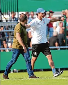  ?? Foto: dpa ?? Die beiden Trainer Manuel Baum (links) und Matthias Mink ärgerten sich nach dem Spiel. Jeder auf seine Weise.