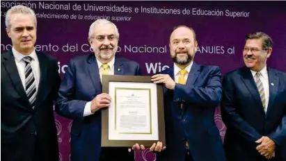  ??  ?? ACTO. El rector de la UNAM, Enrique Graue, ayer, al recibir un reconocimi­ento por parte de ANUIES.