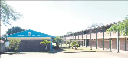  ?? ISITHOMBE NGU: SABELO MASUKU ?? KUCWEBE iziziba e-Austervill­e Primary School,eThekwini, njengoba abazali bekhiphe kwasani ngaphakath­i basivala.