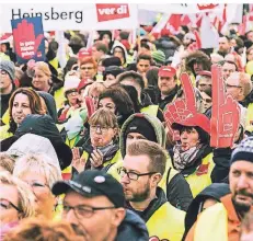  ?? FOTO: IMAGO IMAGES ?? Real-mitarbeite­r demonstrie­ren vor der Hauptversa­mmlung der Metro in der Düsseldorf­er Messe.