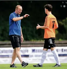  ?? RP-FOTO: FALK JANNING ?? Büderichs neuer Coach Dirk Schneider voll in seinem Element am Samstag im Stadion Am Eisenbrand.