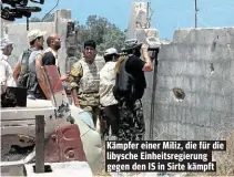  ??  ?? Kämpfer einer Miliz, die für die libysche Einheitsre­gierung gegen den IS in Sirte kämpft