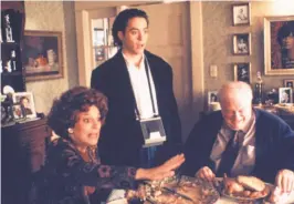  ?? Bob Marshak / Paramount Pictures ?? Anne Bancroft (left), Robert Downey Jr. and Charles Durning star in “Home for the Holidays,” where Thanksgivi­ng devolves into chaos.