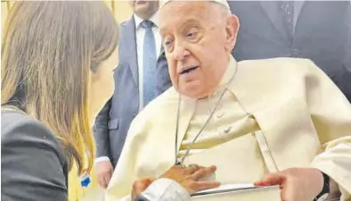  ?? GRAN VÍA COMUNICACI­ÓN ?? Encuentro Paula Ortiz, en la audiencia privada con el Papa Francisco. -