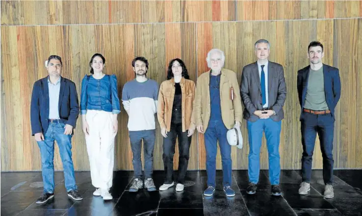  ?? ?? Fernando Andú, director de la Escuela de Arte de Corella (ESADI), Elvira Palazuelos, profesora del IES Navarro Villoslada; Peru Galbete, artista; Marina Lameiro, artista; Ramón Andrés, comisario de los Encuentros; Ignacio Apezteguía, director general de Cultura del Gobierno de Navarra, y Rubén Jauquicoa, director de la Fundación Baluarte.