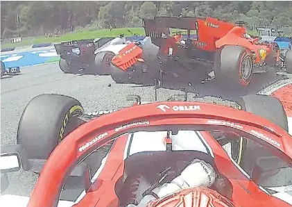  ??  ?? El momento. Leclerc toca a Vettel. Uno perdió los alerones delanteros y el otro, los traseros. Doble abandono.