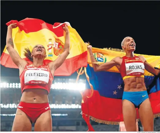  ?? JUAN IGNACIO RONCORONI / EFE ?? Ana Peleteiro y Yulimar Rojas, que se entrenan en Guadalajar­a con Iván Pedroso, celebran el histórico triunfo de ambas.