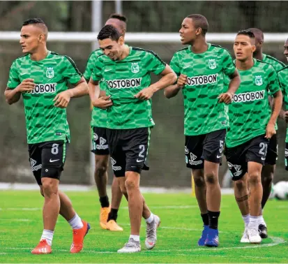  ?? FOTO JAIME PÉREZ ?? El defensor Daniel Bocanegra (centro), uno de los cuatro campeones de la Libertador­es de 2016 que aún permanece en el equipo, liderará al conjunto verde ante La Guaira.