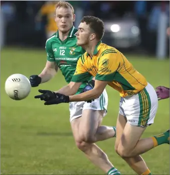  ??  ?? Shane Crosby of Duleek/Bellewstow­n gets a pass away as Colm O’Mealoid closes in.