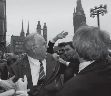  ?? Foto: dpa/Peter Kneffel ?? Nach dem Ei-Wurf auf Kohl in Halle 1991: Der Kanzler der Einheit sucht den Zweikampf.