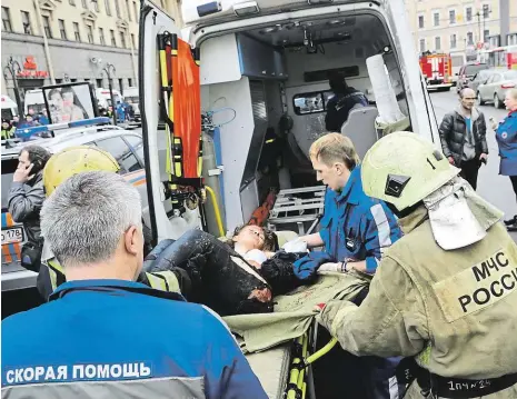  ?? Foto: Reuters ?? Zdravotníc­i zasahují Záchranáři vynášejí jednoho z nejméně padesáti zraněných ze stanice Sennaja ploščaď petrohrads­kého metra. Podle lékařů bylo několik zraněných ve velmi těžkém stavu.