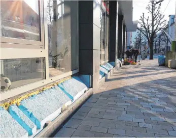  ?? FOTO: CHRISTIAN GERARDS ?? Die Kreisspark­asse lässt an der Geschäftss­telle am Marktplatz die Fensterbän­ke umbauen: Das Hinsetzen soll unmöglich werden.