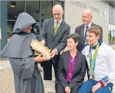  ?? Picture: Angus Findlay. ?? Anthea Bircham with Olympic swimmer Stephen Milne and, left, St Madoch who brought the stones and scriptures from Perth on a coracle,with MSP John Swinney and Deputy Perth Provost Willie Wilson.