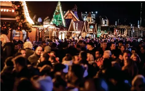  ?? FOTO: ANDREAS ENDERMANN ?? Szenen wie diese auf dem Weihnachts­markt wird es in diesem Jahr nicht geben.