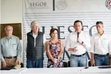  ??  ?? Los secretario­s José Narro (Ssa), Gerardo Ruiz Esparza (SCT), Rosario Robles (Sedatu), Miguel Ángel Osorio Chong (Segob) y el gobernador Alejandro Murat.