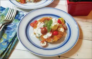  ?? SARA MOULTON VIA ASSOCIATED PRESS ?? This July 30, 2018 photo shows a crispy tomato salad with buttermilk ranch dressing in New York. this dish is from a recipe by Sara Moulton.