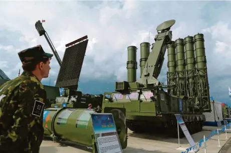  ?? (ANDREY RUDAKOV/BLOOMBERG/GETTY IMAGES) ?? Le système mobile de missiles de défense antiaérien­ne S-300.