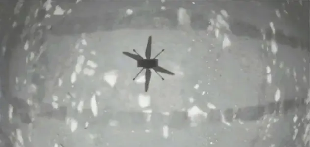  ?? Associated Press ?? ↑
NASA’S experiment­al Mars helicopter Ingenuity hovers above the surface of Mars on Monday.