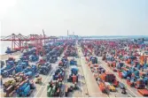  ?? FOTO: ZHIYAN/DPA ?? Containert­erminal im Hafen von Qinzhou.