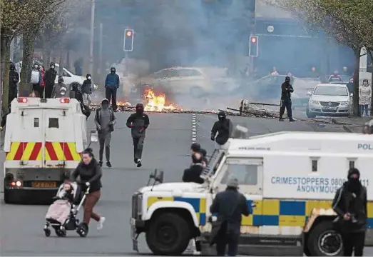  ?? Fotos: dpa ?? Belfast im April 2021: Während Tagen erleben die Menschen Unruhen, die an fast vergessene Bürgerkrie­gsjahre erinnern.