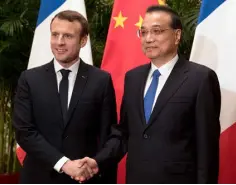  ??  ?? HOPE: French President Emmanuel Macron, left, meets Chinese Premier Li Keqiang in Beijing for discussion­s on climate change