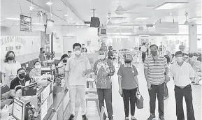  ??  ?? SAMBUTAN BAIK: Lau (kiri) ketika meninjau program vaksinasi di Hospital Sibu, Sabtu lepas.