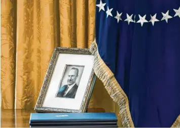  ?? Foto: Saul Loeb, afp ?? Vater Fred ist bei Donald Trump heute noch präsent: Sein Foto steht im Oval Office des Weißen Hauses.Moskau