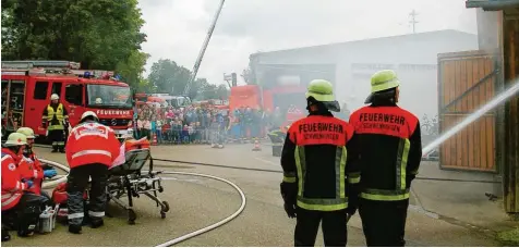  ?? Fotos: Horst von Weitershau­sen ?? Die Gremheimer Feuerwehr organisier­te einen großen Tag, an dem die Arbeit der Ehrenamtli­chen demonstrie­rt wurde. Auf dem Bild sind die Kameraden aus Schwenning­en zu sehen, wie sie löschen, retten und versorgen – glückliche­rweise nur zur Show.