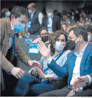  ?? JUAN CALOE VÁZQUEZ ?? Alfonso Fernández Mañueco, saludando ayer a Juanma Moreno en presencia de Isabel Díaz Ayuso.