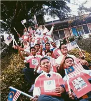  ??  ?? Stepping forward: Students from 2 Adil, SMK Bandar Baru Bangi gather in a show of love to celebrate Malaysia. They sang patriotic songs even as they showed off their T-shirt templates.