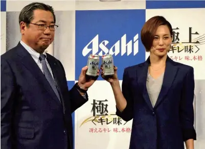  ?? The Yomiuri Shimbun ?? Actress Ryoko Yonekura, right, and Asahi Breweries Ltd. President Shinichi Hirano attend an event in Minato Ward, Tokyo, on Jan. 28.