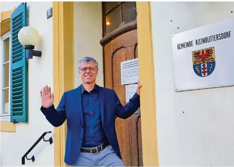  ?? FOTO: HEIKO LEHMANN ?? Rainer Lang vor seinem neuen Arbeitspla­tz. Der Sozialdemo­krat ist ab Freitag Bürgermeis­ter der Gemeinde Kleinblitt­ersdorf.