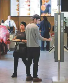  ??  ?? Des kiosques libre-service dans un restaurant McDonald’s de Chicago