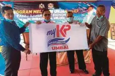  ??  ?? AHMAD Hamzah (dua dari kiri) menyampaik­an bendera myKomuniti (myKP) selepas merasmikan program Melabuh Unjam di Jeti Nelayan Umbai, semalam.