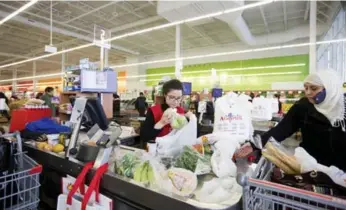  ?? TORONTO STAR FILE PHOTO ?? Food prices are down 2.8 per cent over last year, marking the most significan­t drop since the early 1990s.